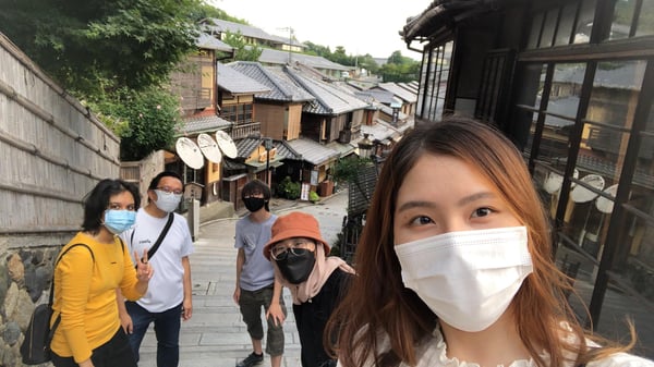 photo with everyone while exploring the streets  leading to Kiyomizu-dera